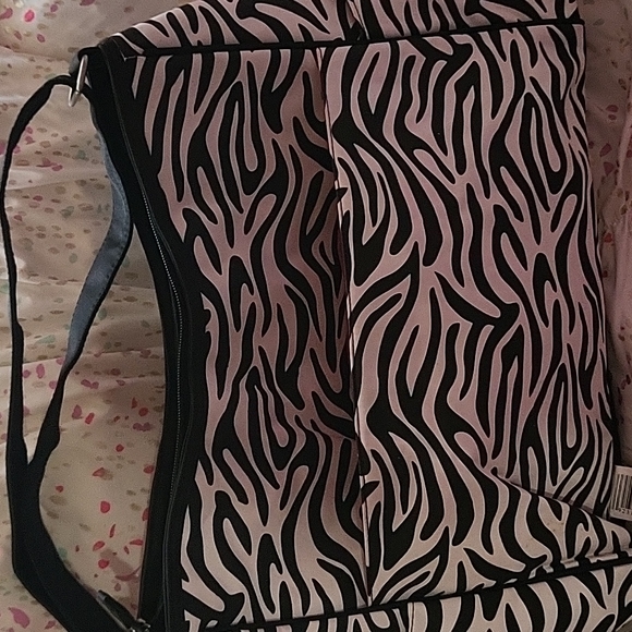 Large Carter zebra print diaper bag - Picture 8 of 11